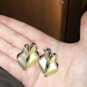 Vintage 70s Pat Pend Thermoset Clip On Earrings